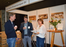 Carel en Angela Bouma (midden en rechts) vertelden bezoekers graag wat meer over de nieuw tak van sport bij Carel Bouma Biologischpootgoed: biologische sierteeltproducten.